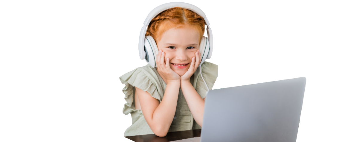 Een kind dat blij lacht en luistert via een koptelefoon achter een laptop.