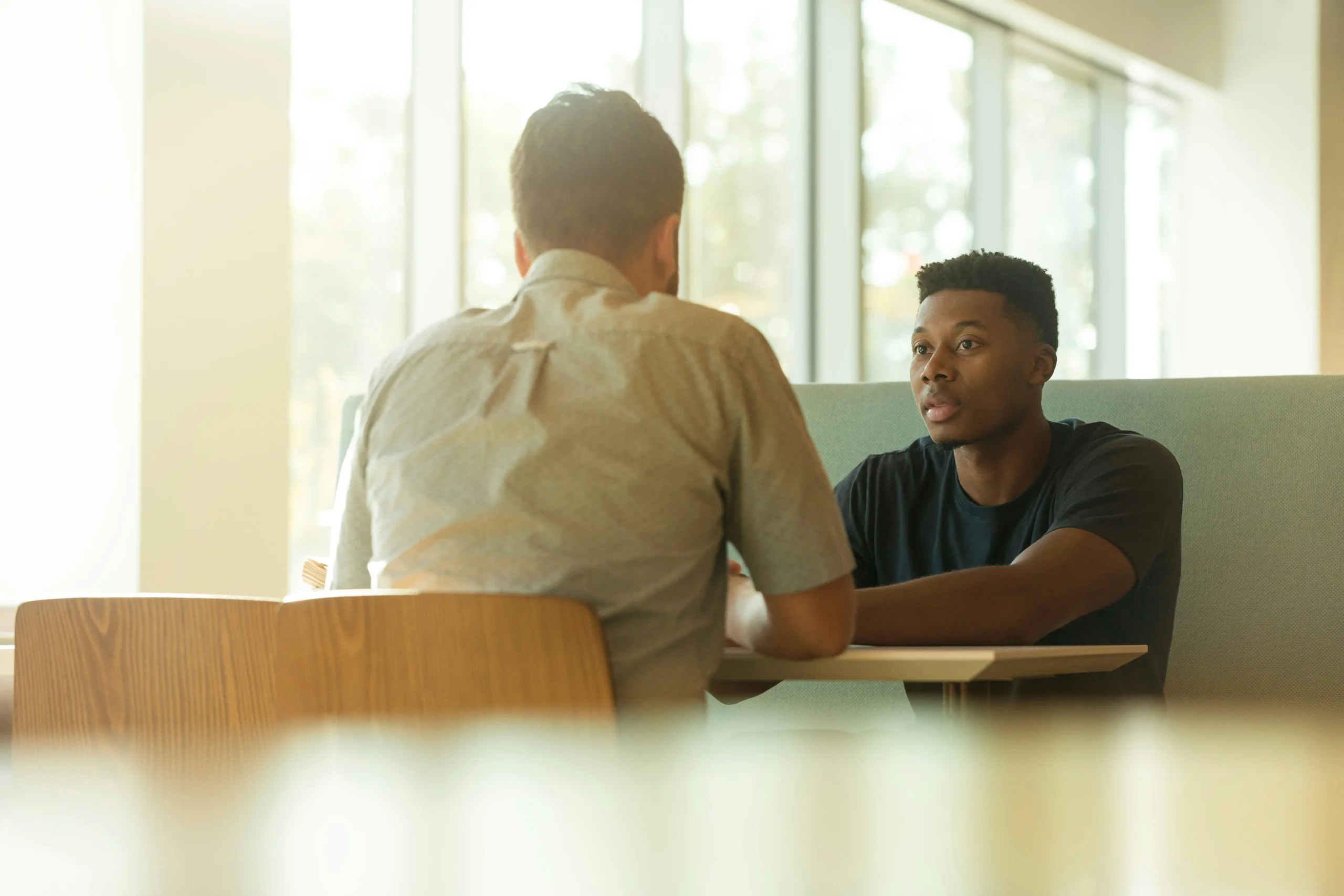 twee mensen voeren een gesprek aan een tafel